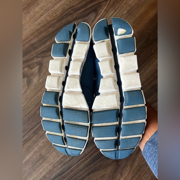 ON Cloud Womens Running Sneakers - Picture 13 of 14